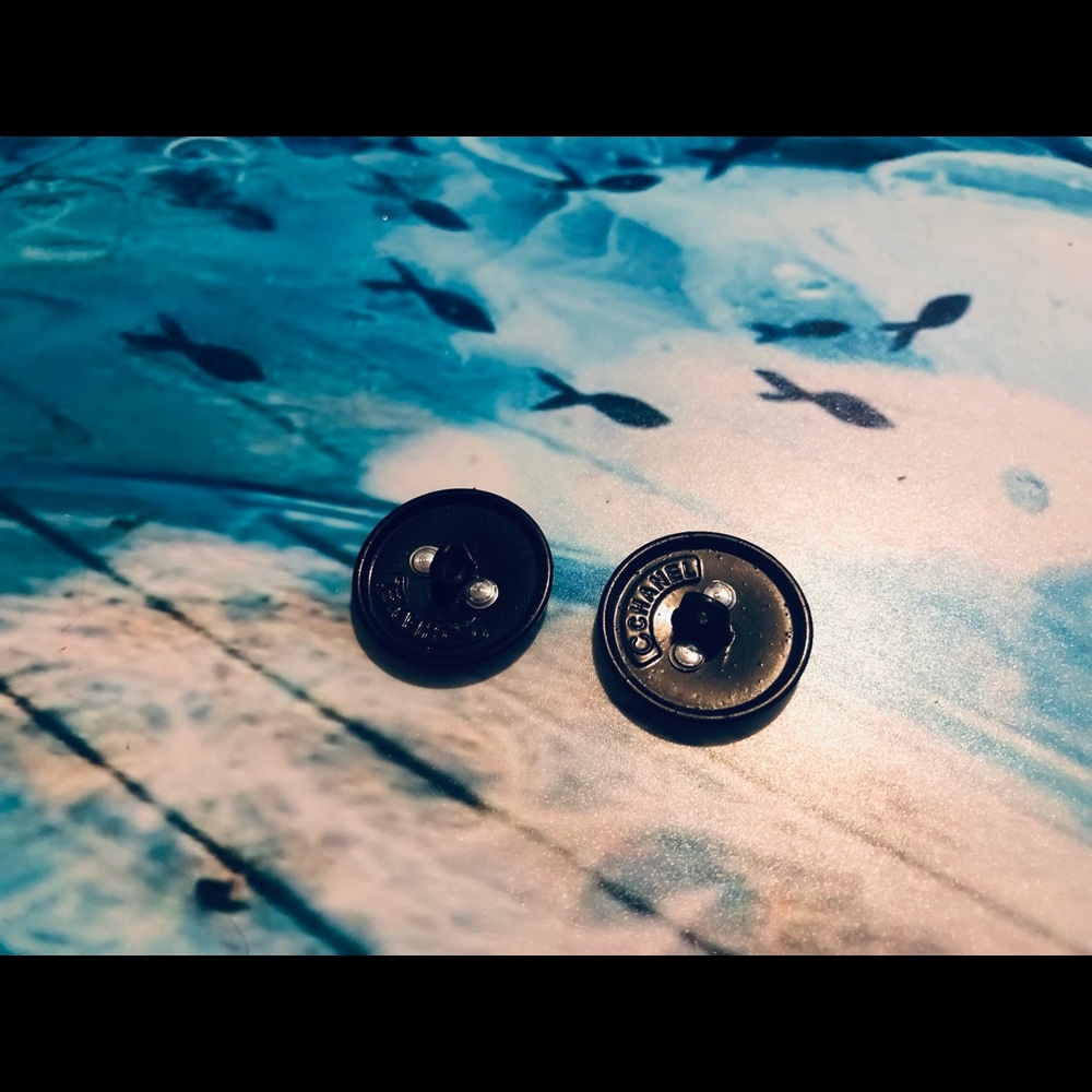 🎊🌺Antique Vintage Black and White Chanel buttons set of two 22MM - Picture 6 of 7